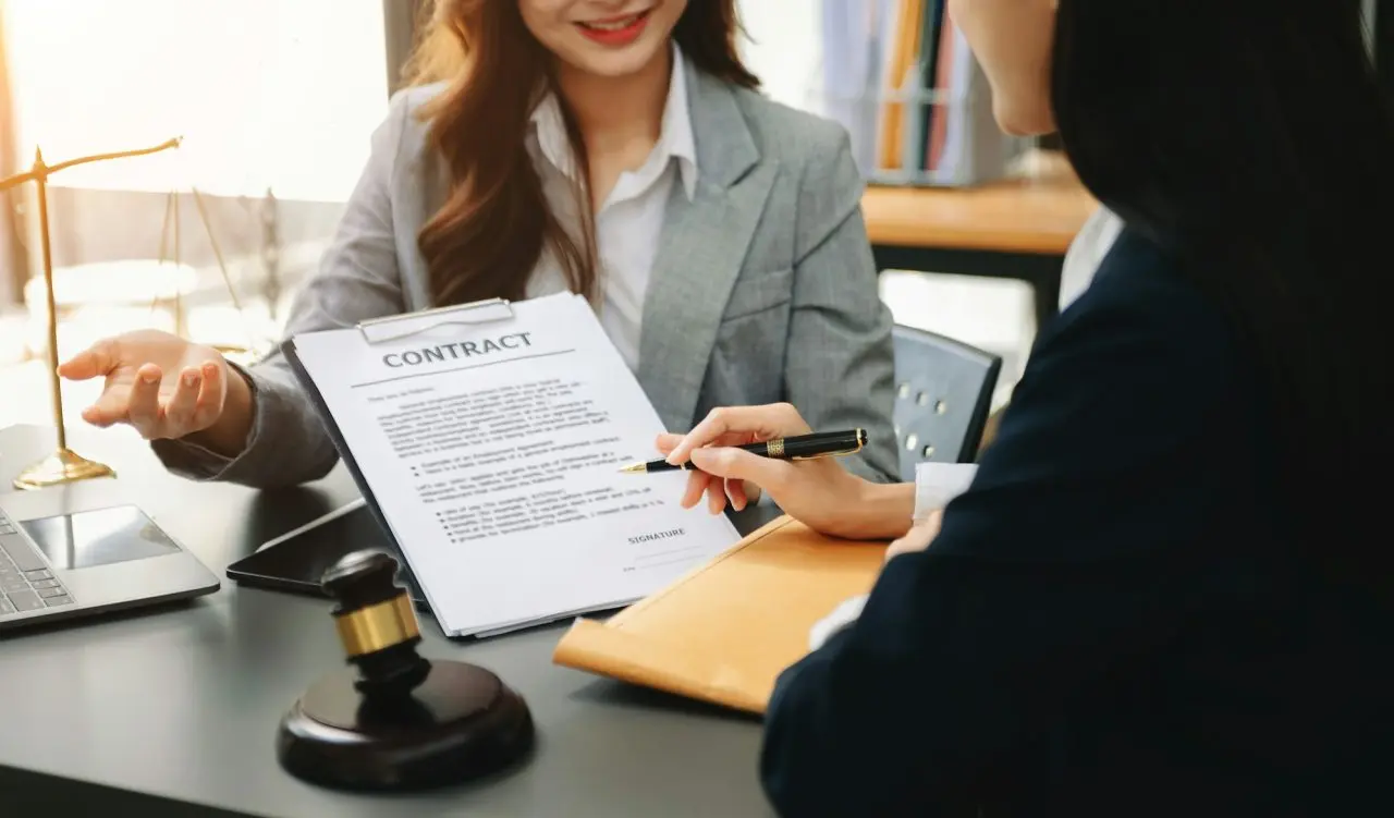 business-law-concept-lawyer-business-lawyers-are-consulting-lawyers