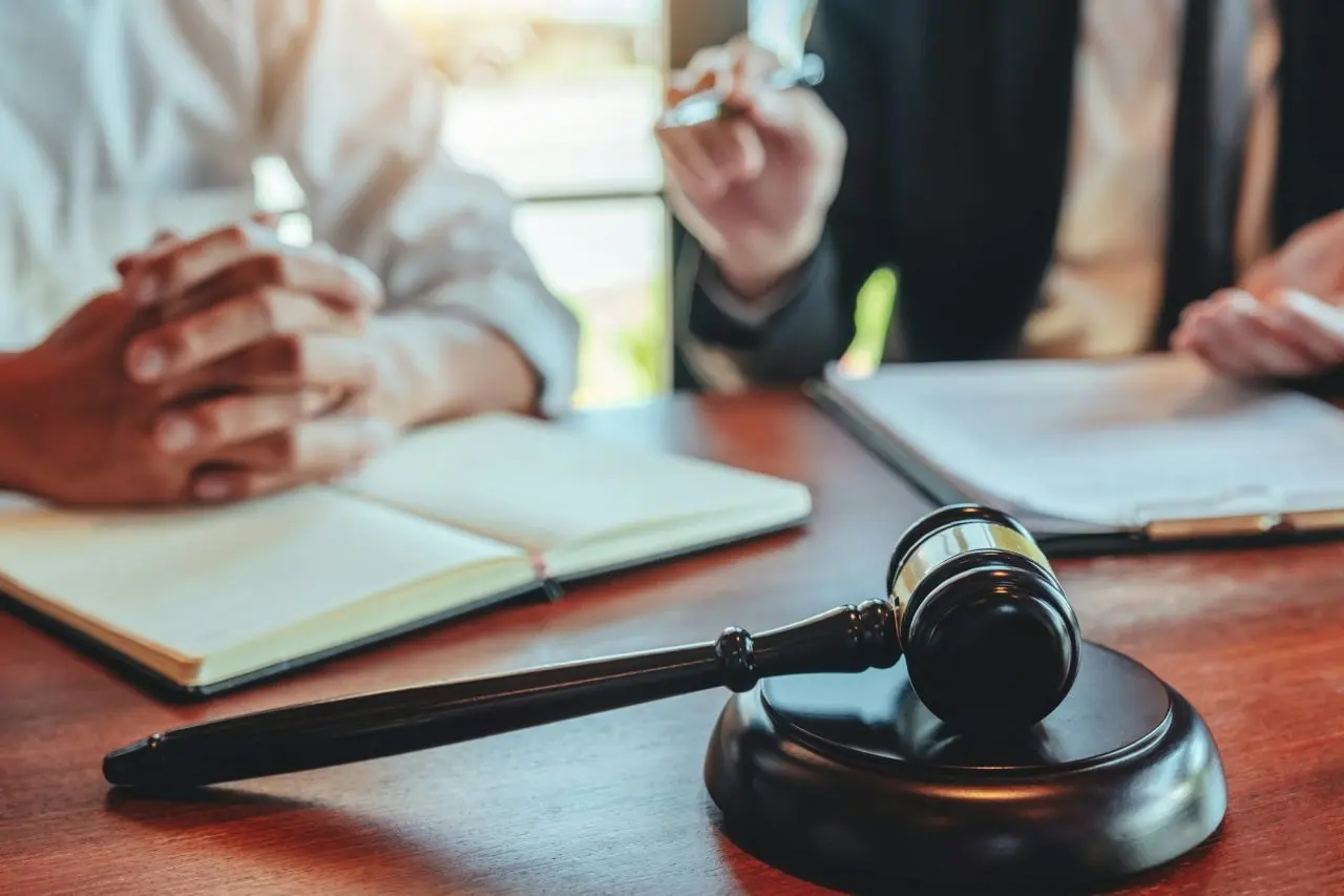 judges-female-lawyers-consultation-of-business