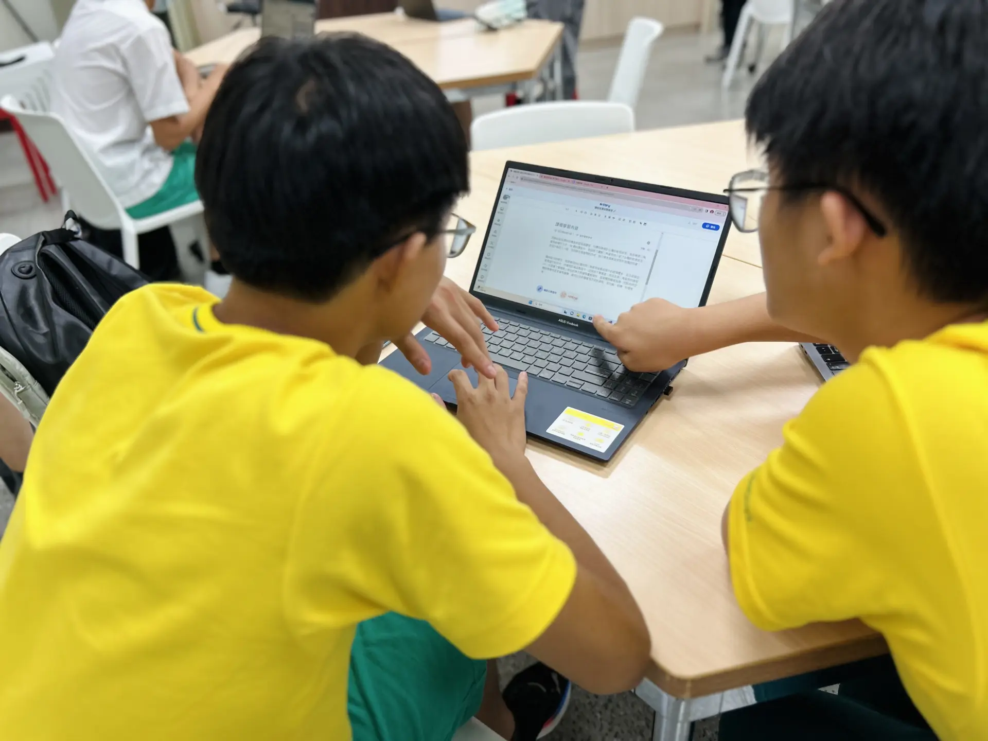 學生使用平台側拍